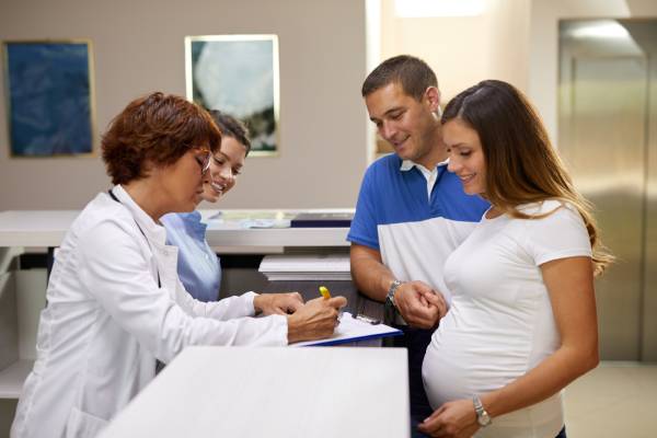 Giovani genitori consultano il medico per informazioni conservazione cellule staminali