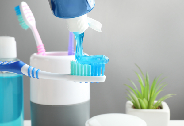 Dentifricio in gel applicato su spazzolino manuale
