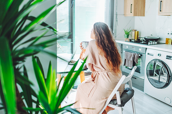 Donna che si concede una pausa dopo avere disinfettato casa dalla scabbia