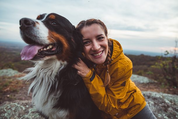 donna-abbracciando-cane-prevenendo-tumore-cane-con-stile-di-vita-sano Donna che abbraccia il suo cane e che previene l’insorgenza di un tumore nel cane adottando uno stile di vita sano