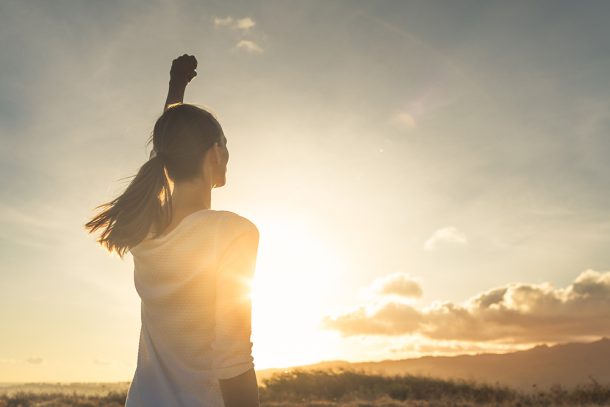 donna-combattendo-endometriosi Giovane donna che celebra la salute femminile, combattendo l’endometriosi