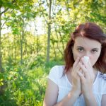 Giovane donna soffre di rinite allergica primaverile