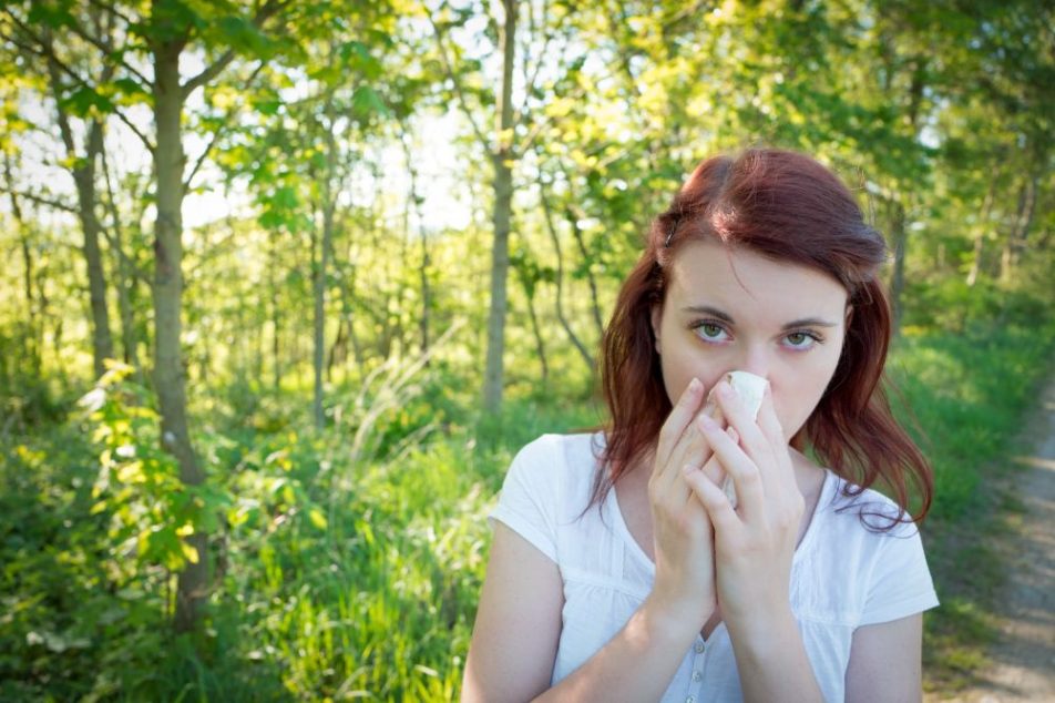 Giovane donna soffre di rinite allergica primaverile