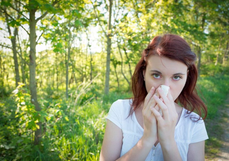 donna-con-rinite-allergica-in-primavera Giovane donna soffre di rinite allergica primaverile