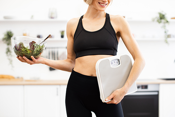Donna che combatte la sindrome metabolica adottando uno stile di vita sano e seguendo una dieta equilibrata