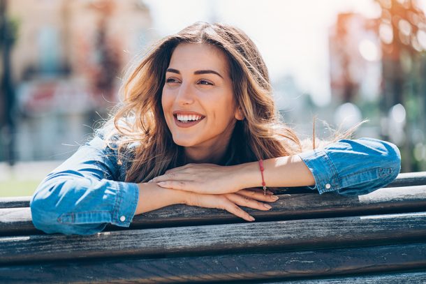 donna-conducendo-stile-di-vita-sano-prevenzione-bolla-sul-palato Donna sorridente al parco cittadino, che conduce uno stile di vita sano ed equilibrato per la prevenzione delle bolle sul palato