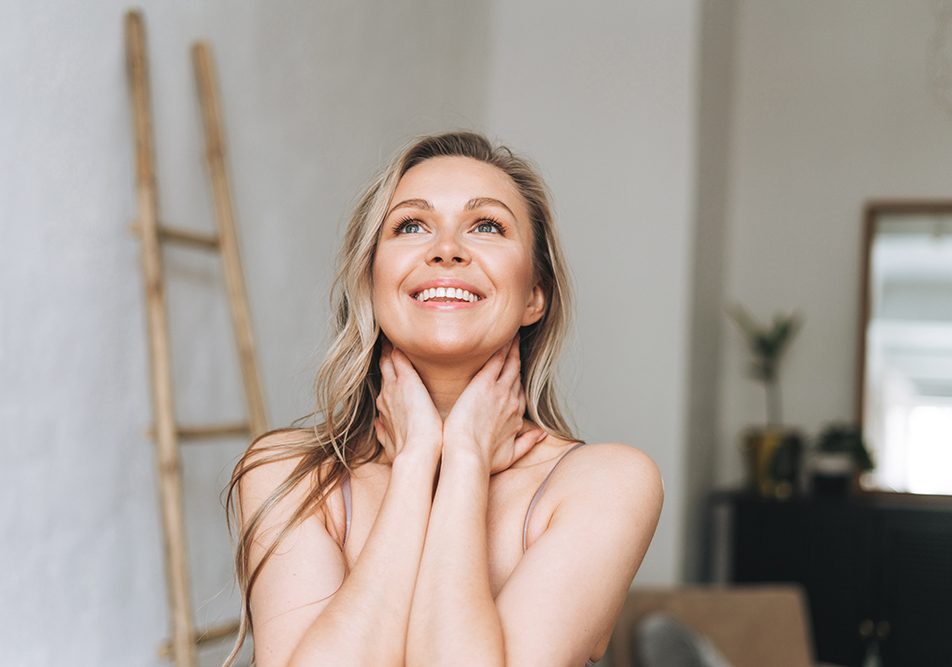 donna-dolore-spalla-prendendosi-cura-di-se Donna con dolore alla spalla che si prende cura di sé, gratificata dopo avere compiuto esercizi di mobilità articolare