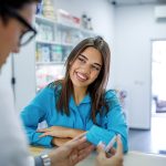 Donna che domanda al farmacista informazioni su come e quando prendere l’antibiotico