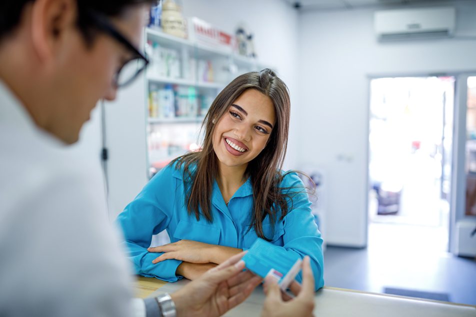 donna-domandando-al-farmacista-quando-prendere-antibiotico Donna che domanda al farmacista informazioni su come e quando prendere l’antibiotico