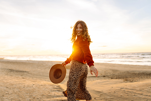 Donna durante l’esposizione solare, una delle possibili cause di dermatite, di scottature e secchezza cutanea