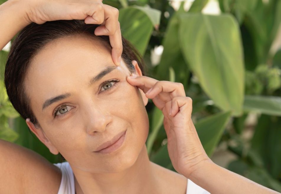Giovane donna pratica la ginnastica facciale