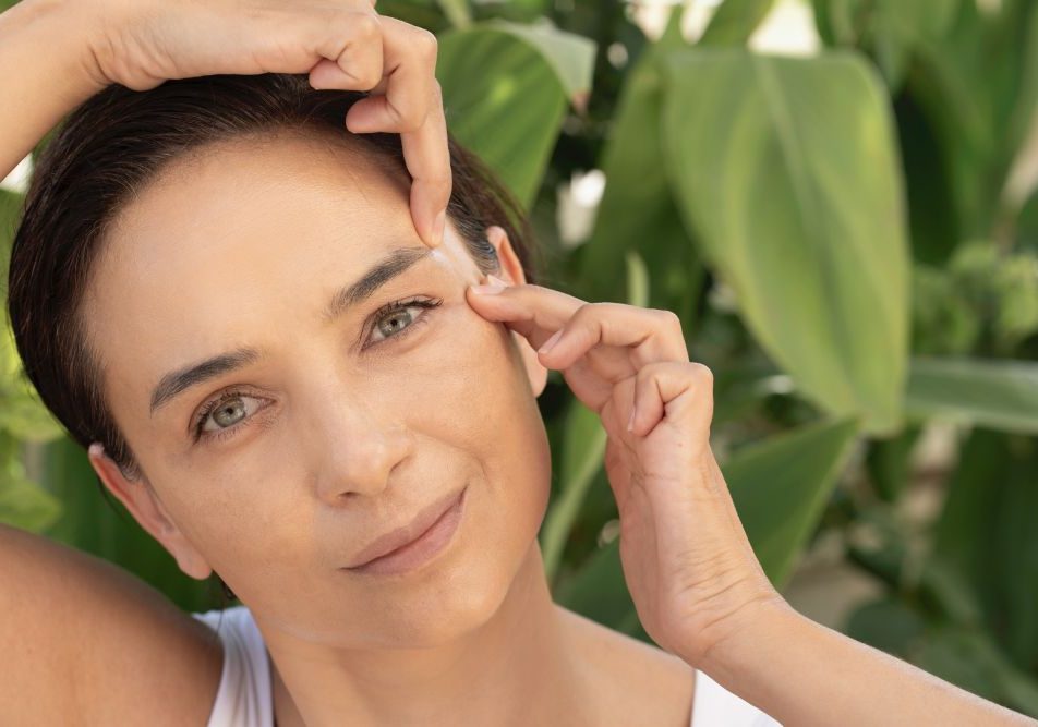 donna-ginnastica-facciale Giovane donna pratica la ginnastica facciale