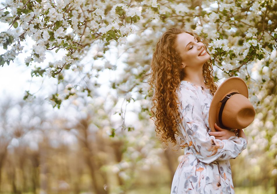 donna-guarendo-placche-tonsille-respirando-aria-naturale Donna in via di guarigione dalle placche sulle tonsille attraverso il respiro di aria fresca e naturale tra gli alberi