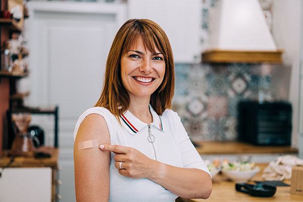 Donna immunodepressa sorridente rientrata a casa dopo essersi sottoposta al vaccino per combattere lo pneumococco