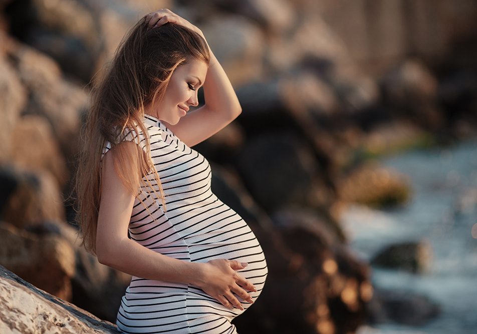 donna-incinta-contraendo-scarlattina-da-adulti-relax-in-spiaggia Giovane donna incinta che ha contratto la scarlattina da adulta, in un momento di relax nei pressi di una spiaggia