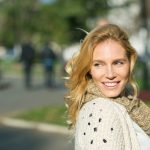 Giovane donna che soffre di mal di gola persistente da mesi