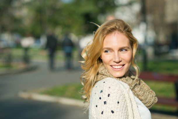 Giovane donna che soffre di mal di gola persistente da mesi