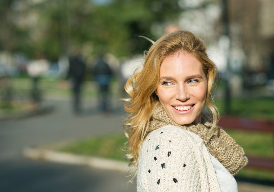Giovane donna che soffre di mal di gola persistente da mesi