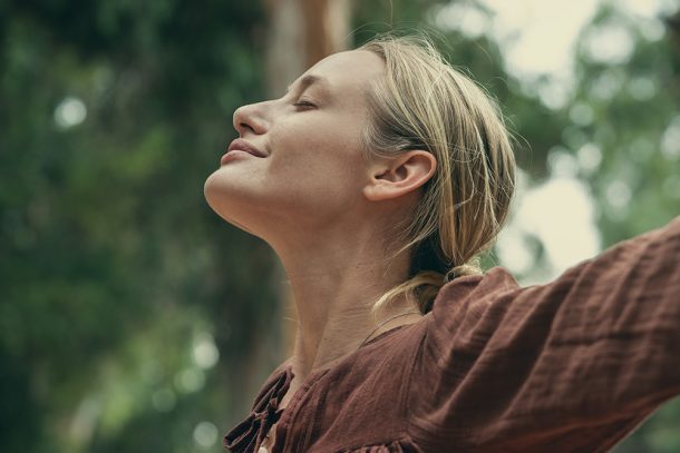 donna-natura-respirando-aria-fresca-ed-erbe-aromatiche Donna immersa nella natura che si rigenera respirando l’aria fresca ed il profumo delle erbe aromatiche
