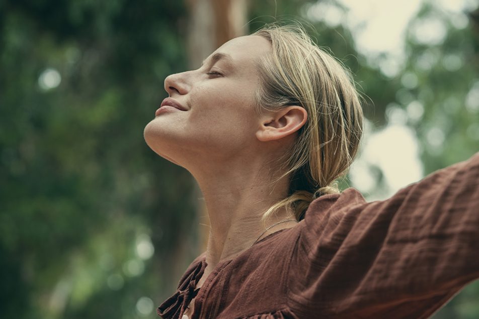 donna-natura-respirando-aria-fresca-ed-erbe-aromatiche Donna immersa nella natura che si rigenera respirando l’aria fresca ed il profumo delle erbe aromatiche