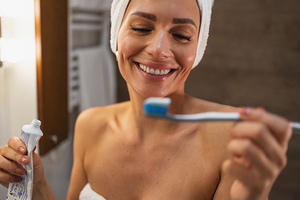 Donna che pratica l’igiene dentale nella sua routine quotidiana