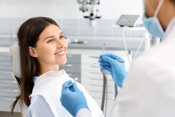 Donna che si sottopone a una pulizia dentale professionale dal dentista