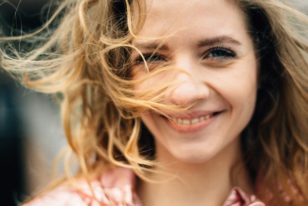 donna-sorridente-con-placche-in-gola-senza-febbre Donna sorridente all’aria aperta con placche in gola senza febbre