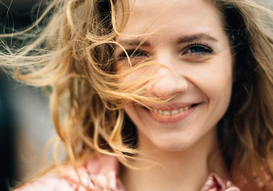 donna-sorridente-con-placche-in-gola-senza-febbre Donna sorridente all’aria aperta con placche in gola senza febbre