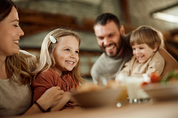 Coppia di fratelli abbracciati ai loro genitori a rischio di contagio da streptococco