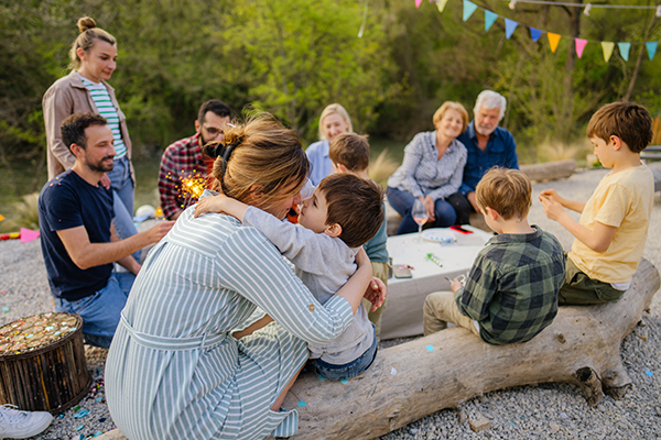 Famiglia riunita al parco che previene il contagio da streptococco adottando buone misure igieniche