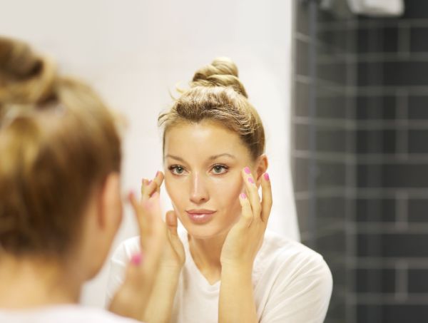Donna che scopre sul suo viso i benefici della ginnastica facciale