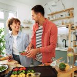 Giovane coppia prepara cibo per il benessere del cervello