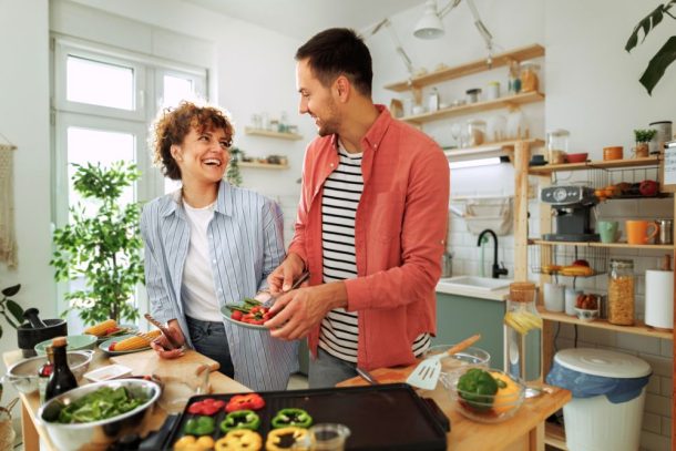 Giovane coppia prepara cibo per il benessere del cervello