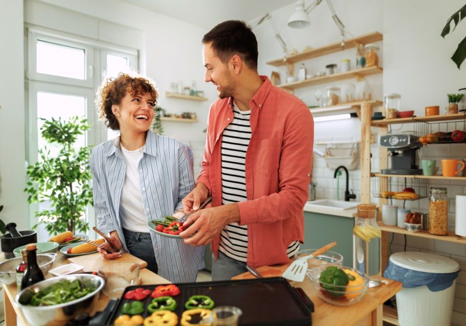 Giovane coppia prepara cibo per il benessere del cervello