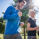 Giovane coppia che pratica jogging nel parco cittadino per raggiungere il proprio IMC ideale