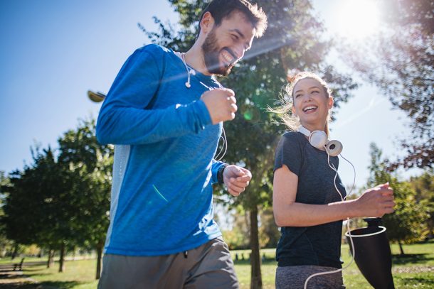 Giovane coppia che pratica jogging nel parco cittadino per raggiungere il proprio IMC ideale