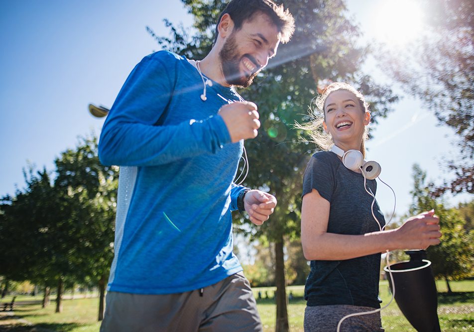 giovane-coppia-praticando-jogging-parco-per-raggiungere-imc-ideale Giovane coppia che pratica jogging nel parco cittadino per raggiungere il proprio IMC ideale