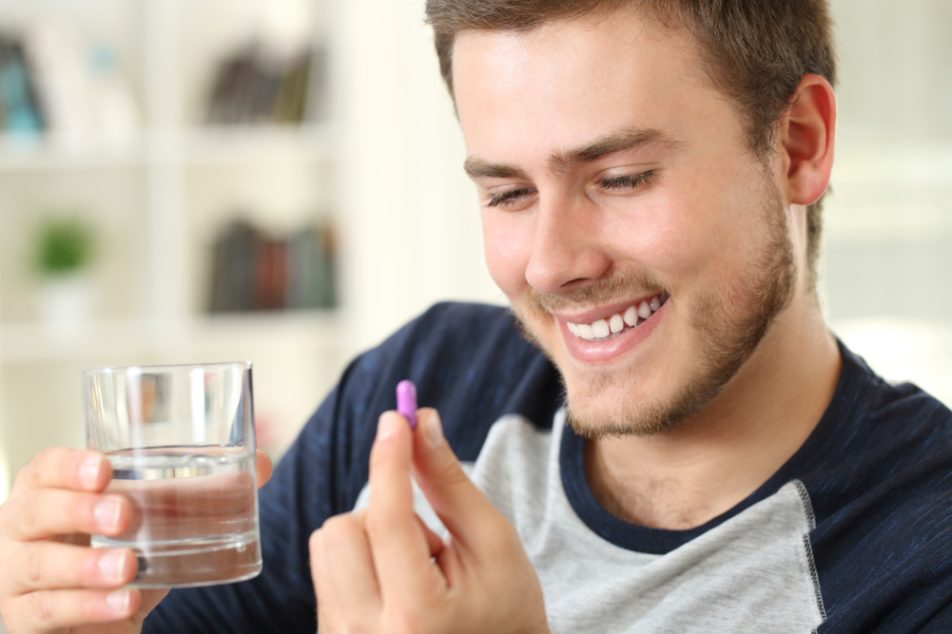 Giovane uomo che assume augmentin