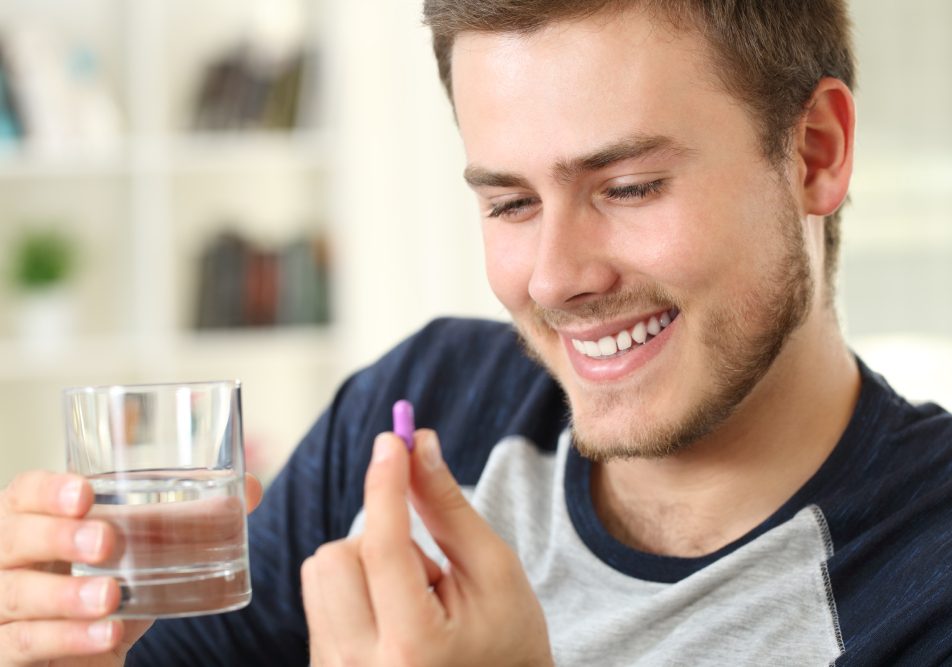 giovane-uomo-assume-augmentin Giovane uomo che assume augmentin