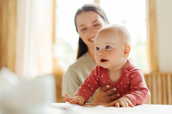 Madre che previene il rischio di malattie esantematiche nel bebè dopo avere adottato cure appropriate