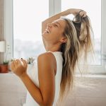 Donna che adotta una buona igiene personale, mantenendo la pelle idratata, per la salute della pelle e la prevenzione della scabbia