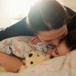 Mamma con bambina con infezione da streptococco