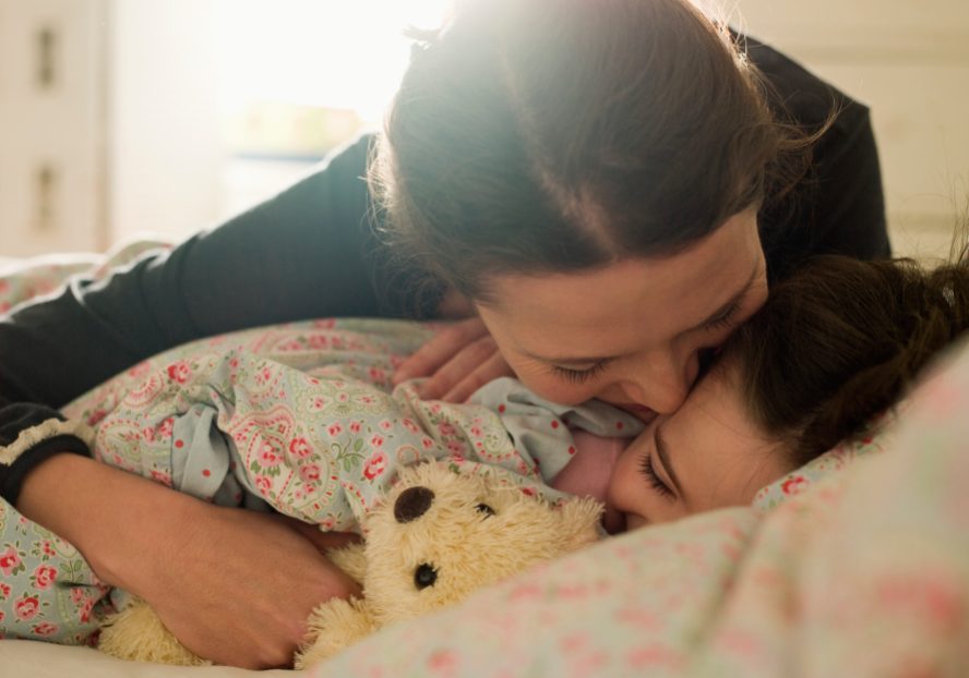 Mamma con bambina con infezione da streptococco