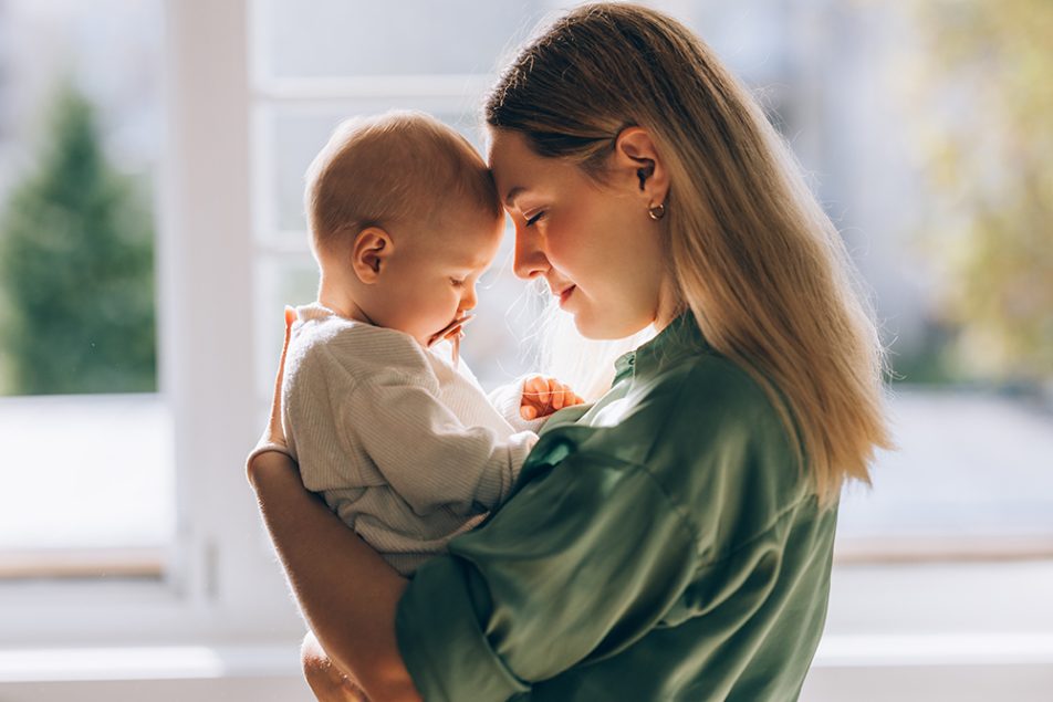 madre-amore-maternita-e-neonato Giovane madre in un momento di amore e maternità insieme al suo neonato