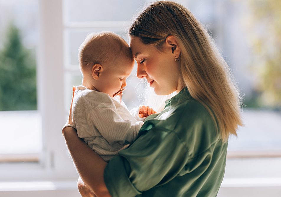 Giovane madre in un momento di amore e maternità insieme al suo neonato