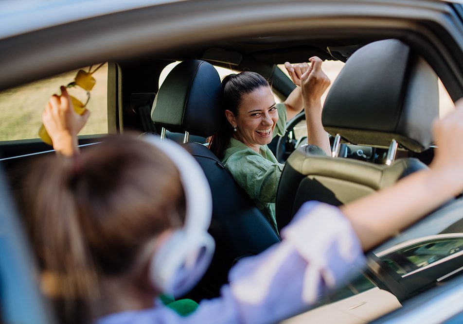Mamma che si diverte in automobile insieme alla figlia e che contrae la scarlattina da adulta