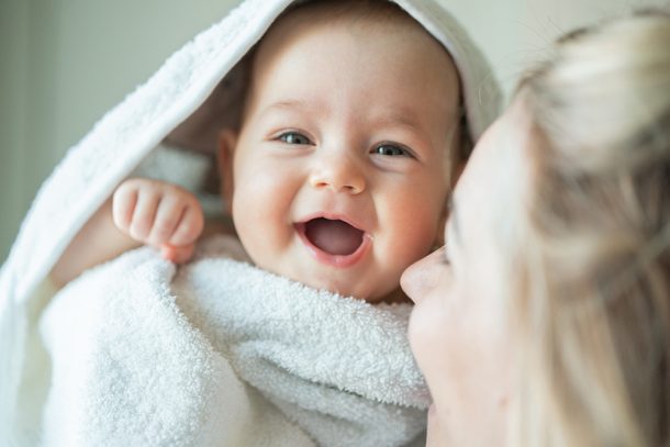 mamma-neonata-abbraccio-prevenzione-sesta-malattia Madre che abbraccia la sua neonata sorridente, prevenendo la sesta malattia con l’adozione di buone pratiche di igiene