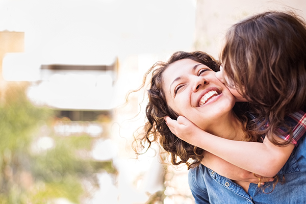 Giovane mamma in un momento di tenerezza con la figlia, entrambe a rischio di contagio da scarlattina