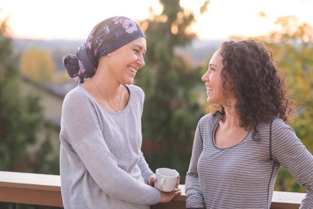 Medico con paziente e nuove cure per il cancro