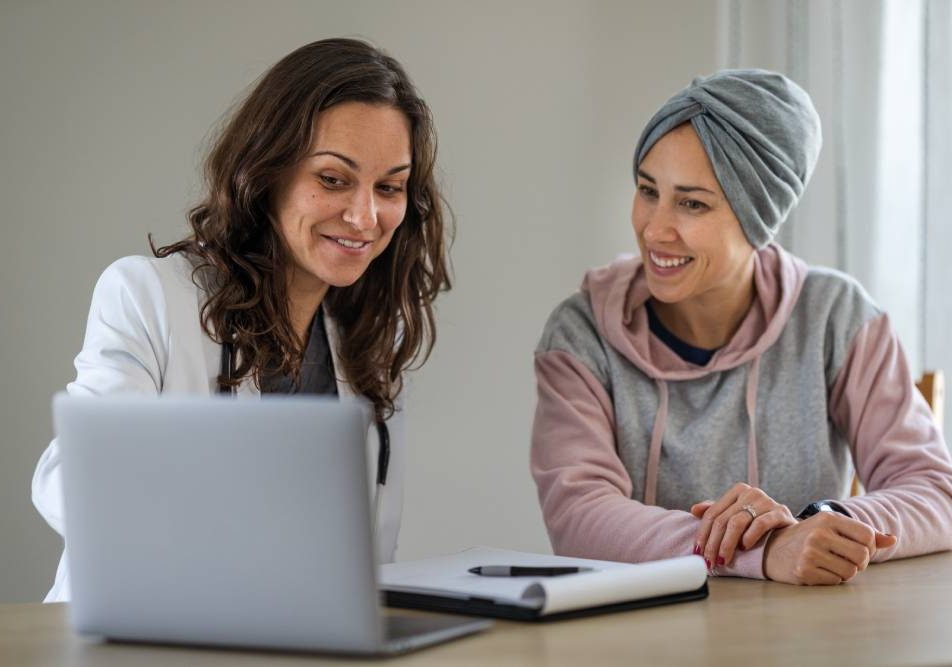 Medico con paziente e nuove cure per il cancro